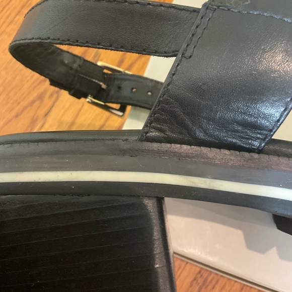 Bernardo Sorrena Goldtone Chain Lug Heel Sandal NWOB - Picture 5 of 13